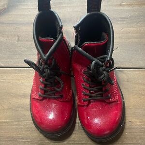 Dr martens good condition - red glitter
8 little kids
Small spot on toe see pic